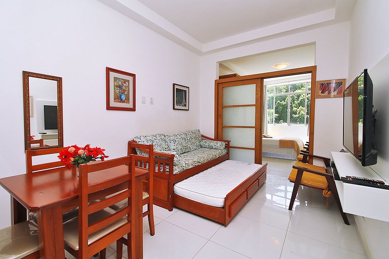 Quarto e sala cercado de natureza p/ 5 pessoas