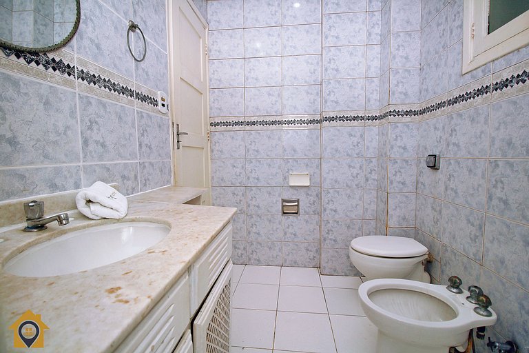Apto com Varanda em Localização Privilegiada