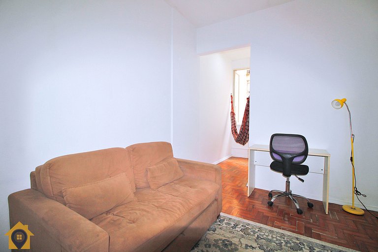 Apartamento Simples e Bem Localizado no Leme