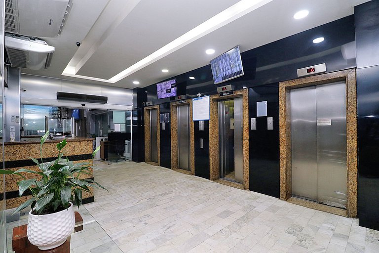 Studio na quadra da praia de Copacabana econômico