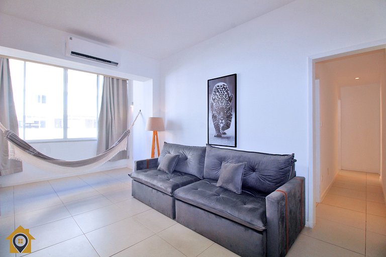 Moderno e Estiloso: 2 Quartos, Perto da Praia