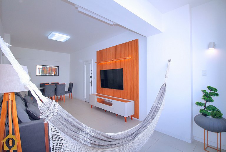 Moderno e Estiloso: 2 Quartos, Perto da Praia