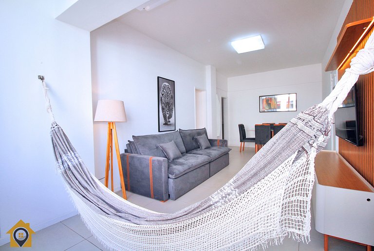 Moderno e Estiloso: 2 Quartos, Perto da Praia