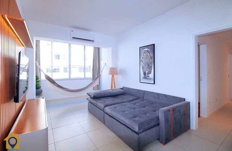 Moderno e Estiloso: 2 Quartos, Perto da Praia