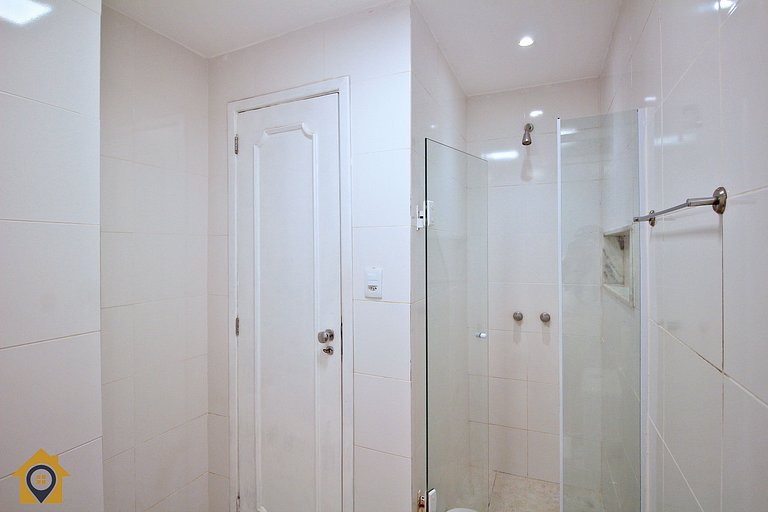 Moderno e Estiloso: 2 Quartos, Perto da Praia