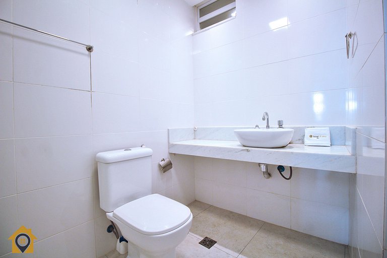 Moderno e Estiloso: 2 Quartos, Perto da Praia