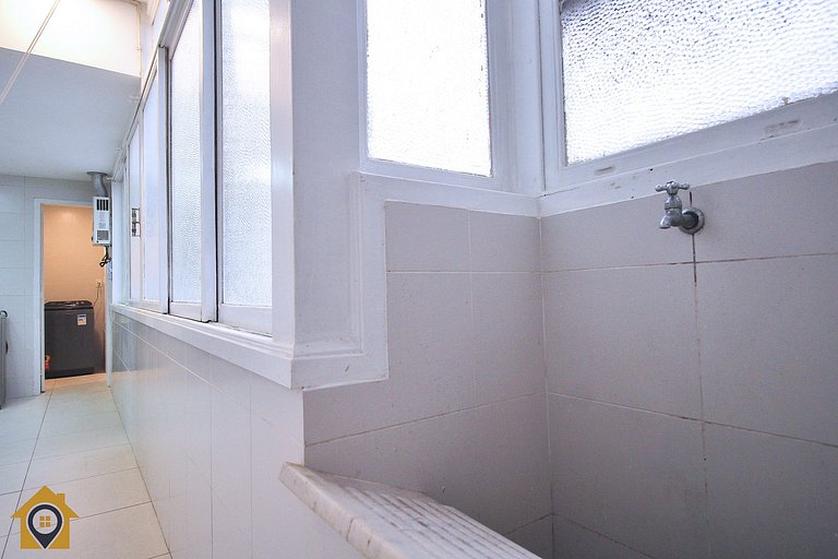Moderno e Estiloso: 2 Quartos, Perto da Praia
