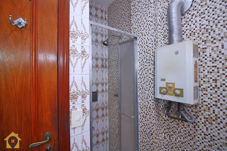 Seu Refúgio no Leme: Garagem, Conforto e Praia