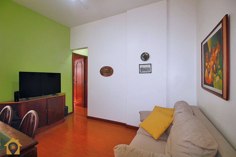 Seu Refúgio no Leme: Garagem, Conforto e Praia