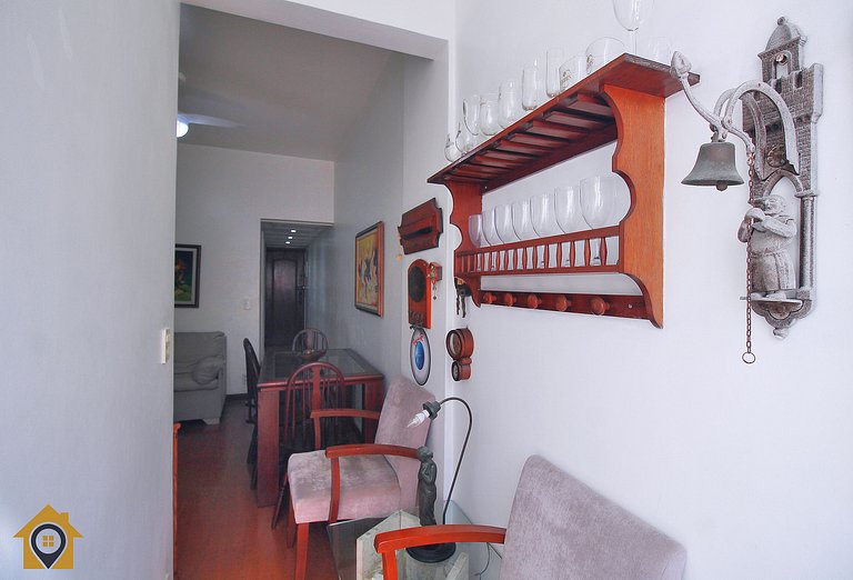 Seu Refúgio no Leme: Garagem, Conforto e Praia