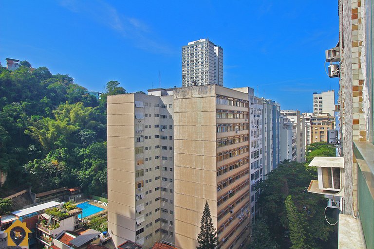 Seu Refúgio no Leme: Garagem, Conforto e Praia