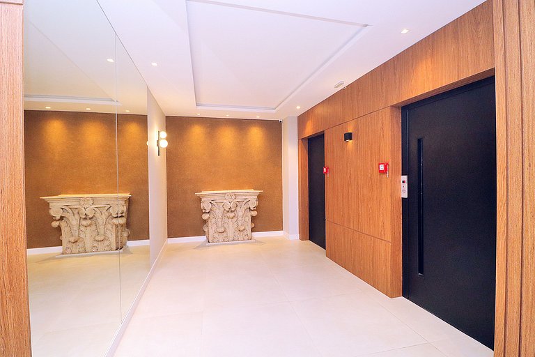 300m da praia: Conforto e localização no Leme