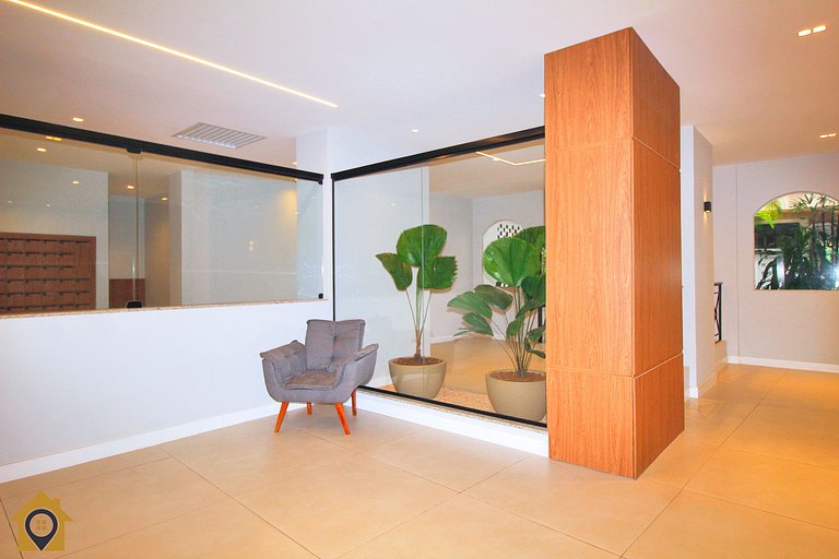 300m da praia: Conforto e localização no Leme