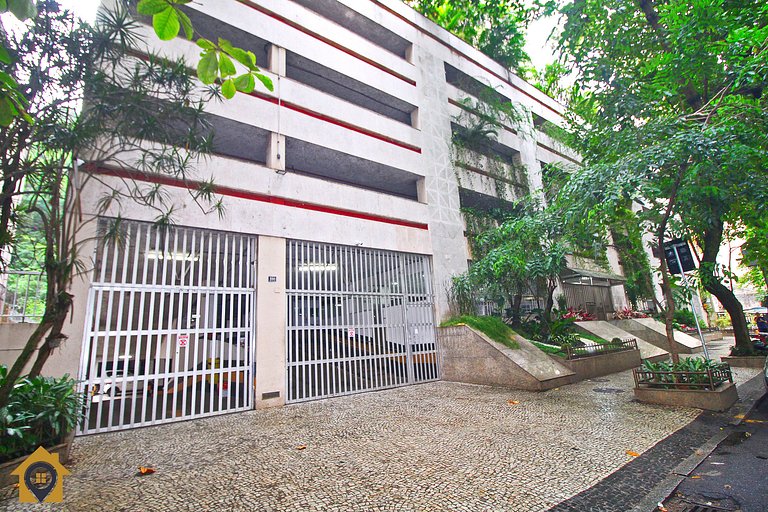 Leme: Prédio com Garagem a 300 m da Praia